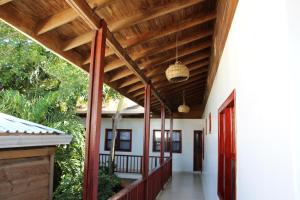 西区Splash Inn Dive Resort & Villas的木天花板房子的走廊