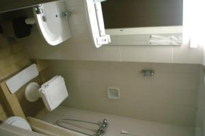 塞萨洛尼基阿玛利亚酒店的一间带卫生间、水槽和窗户的浴室