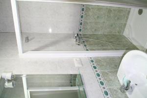 马里尼托酒店的一间浴室