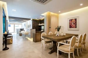 清迈凯特哈苏清迈精品酒店的厨房以及带木桌和椅子的用餐室。