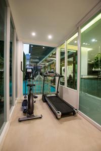 清迈凯特哈苏清迈精品酒店的健身房设有两个跑步机和一个跑步机
