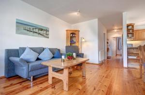 赛巴特班森Haus Rolandseck - FeWo 03的客厅配有蓝色的沙发和桌子