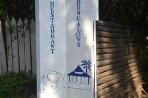 圣玛丽Boraha Village Ecolodge的围栏旁餐厅的标志