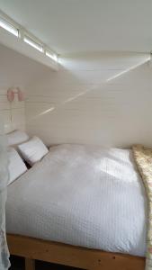马尔克洛Bed & Breakfast Markelo的一间小房间的卧室,配有一张床铺