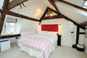 MereB&B Castleton House的一间卧室配有一张大床和红色床头板