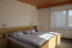 Weyhers阿尔特穆尔隆酒店的一间卧室设有一张大床和窗户