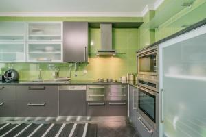 奥良Casa da Rita的厨房配有不锈钢用具和绿色墙壁