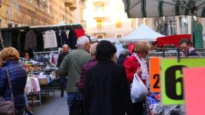 热那亚罗萨文提住宿加早餐旅馆的一群人在户外市场散步