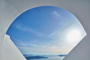 易莫洛林La Maltese Caldera Concept的透过圆形窗户可欣赏到天空美景
