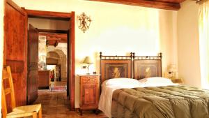巴鲁米尼Il Borgo dell'Arcangelo的一间卧室,卧室内配有一张大床