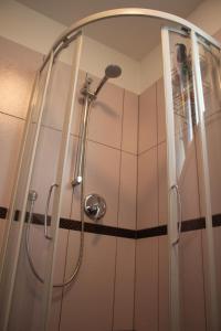 康特恩一室公寓1 1/2的浴室里设有玻璃门淋浴