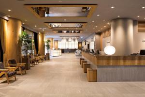 东京新宿华盛顿酒店的一个带桌椅的餐厅的大堂