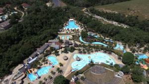 瓜拉派瑞Acquamarine Park Hotel的享有度假村游泳池的空中景致