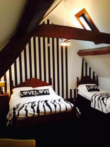 艾恩布里奇The Swan Taphouse的阁楼上的卧室配有两张床