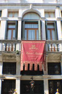 威尼斯阿巴德萨豪华酒店的建筑物一侧的红旗