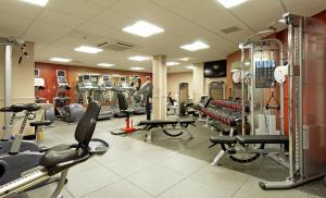 斯丹斯达蒙费雪特伦敦斯坦斯特德机场诺富特酒店的健身房,配有许多跑步机和机器