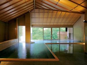 会津若松Ookawaso的一间空房间,中间有一个游泳池