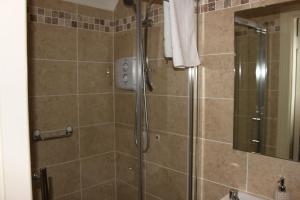 比尔埃米顿酒店的带淋浴的浴室和玻璃门