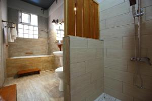 台东串门子的带淋浴、卫生间和浴缸的浴室