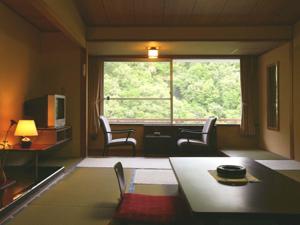 会津若松Ookawaso的客厅配有桌椅和窗户。