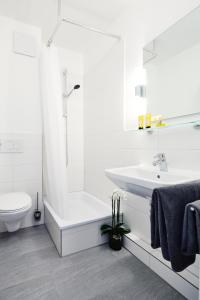 汉堡荷马特圣保利酒店的白色的浴室设有水槽和卫生间。