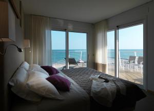 利多迪耶索罗太阳酒店的一间卧室设有一张床,享有海景