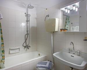 雅典涅斐勒酒店的带浴缸、盥洗盆和卫生间的浴室