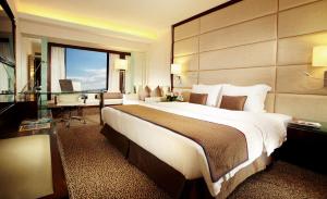 香港富豪九龙酒店的酒店客房设有一张大床和一张书桌。