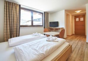 萨尔巴赫Appartement Kohlmais的酒店客房配有两张床和一张书桌