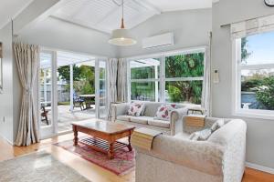 Spacious Papakura Family Delight w Deck and Yard