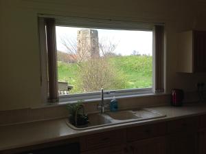 特维德上游的贝里克Stow House的厨房水槽和享有田野景致的窗户