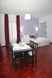 玛格丽塔萨沃亚Napolitano Palace的一间带桌椅和一张床的用餐室