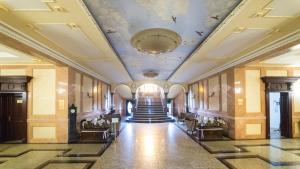 弗沃茨瓦韦克琥珀宫酒店的天花板建筑中带楼梯的走廊