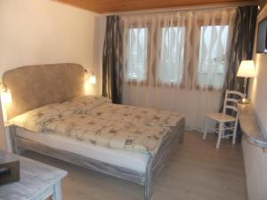Ritzingen巍斯峰酒店的一间小卧室,配有床和窗户
