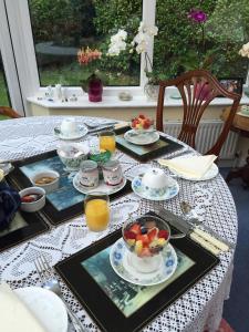 林德赫斯特金斯伍德旅馆的餐桌,盘子和一碗水果
