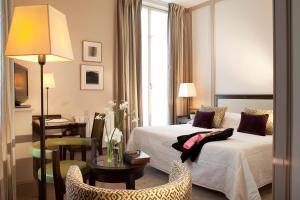 巴黎游乐场酒店的酒店客房带一张床、一张桌子和椅子