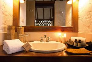 马尔多纳多港因卡特拉哈欣达山林小屋的浴室的柜台设有水槽和镜子
