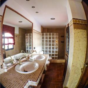格拉纳达Green Peaks B&B Country House Alojamiento Rural的一间带两个盥洗盆和大镜子的浴室