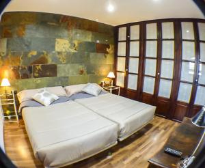 格拉纳达Green Peaks B&B Country House Alojamiento Rural的卧室配有一张白色大床