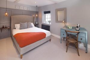 斯托尔河畔希普斯顿乔治联排别墅旅馆的卧室配有1张床、1张桌子和1把椅子