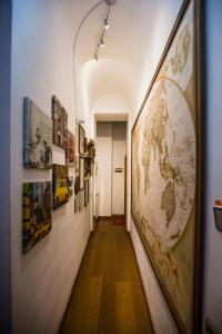 罗马佩蒂娜利乡村住宿加早餐旅馆的墙上的走廊上贴有世界地图
