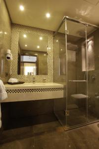 兰卡斯特劳切尔套房酒店的一间浴室