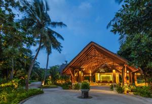 芭环礁杜斯特酒店&度假村的棕榈树木结构度假村