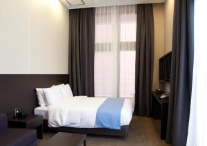 S Stay Hotel Dongtan客房内的一张或多张床位