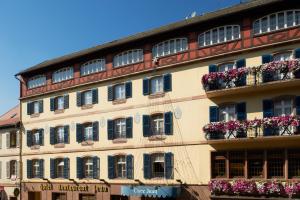 萨维尔纳让家酒店的一座建筑,上面有窗户和花盒