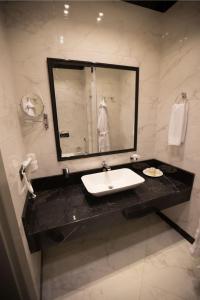 巴库七间客房精品酒店的一间带水槽和镜子的浴室