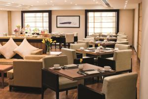 Avani Deira Dubai Hotel餐厅或其他用餐的地方