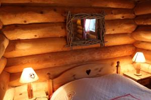 Janvry恩隆丁斯度假屋的小木屋卧室配有床和镜子