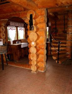 Janvry恩隆丁斯度假屋的小木屋内的浴室设有水槽