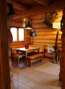 Janvry恩隆丁斯度假屋的小木屋内的用餐室,配有桌椅